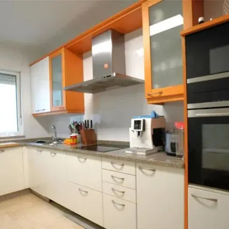 Nuevo Y Comodo * Guitiriz